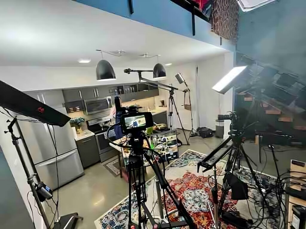 Estudio de podcasting equipado para grabación de alta calidad en Santiago Grabación en set podcast completo Santiago - Producción profesional audio video